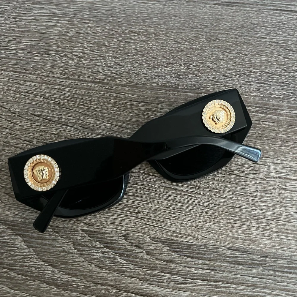 Versace cat eye sunglasses - Picture 5 of 13